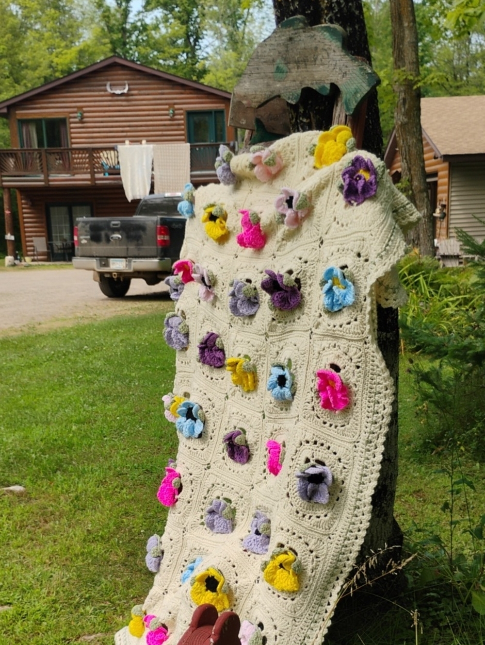 VTG CROCHETED 3 D ( Flowers 💐 ) IVORY BLANKET or THROW 75 X 50 Gorgeous